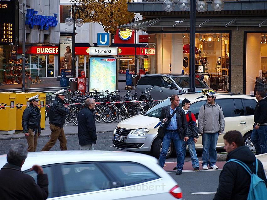 Herrenlose Einkaufstuete gesprengt Koeln Schildergasse P335.JPG